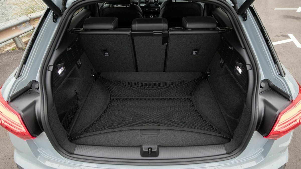 Zu sehen ist der Kofferraum des gelifteten Audi Q2