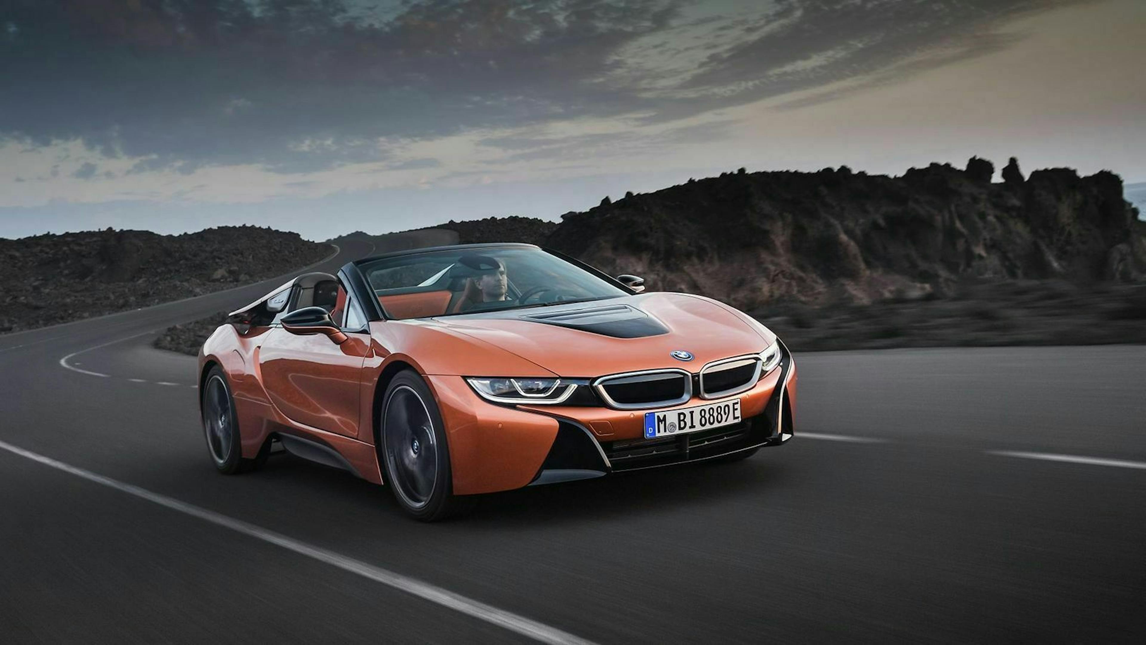 BMW i8 in der Frontansicht, fahrend