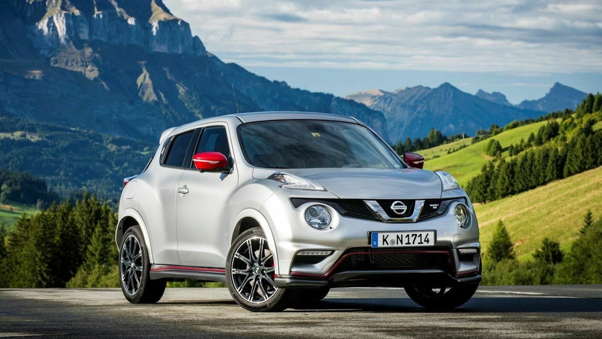 NIssan Juke Nismo RS ind er Frontansicht, parkend vor einem Bergpanorama