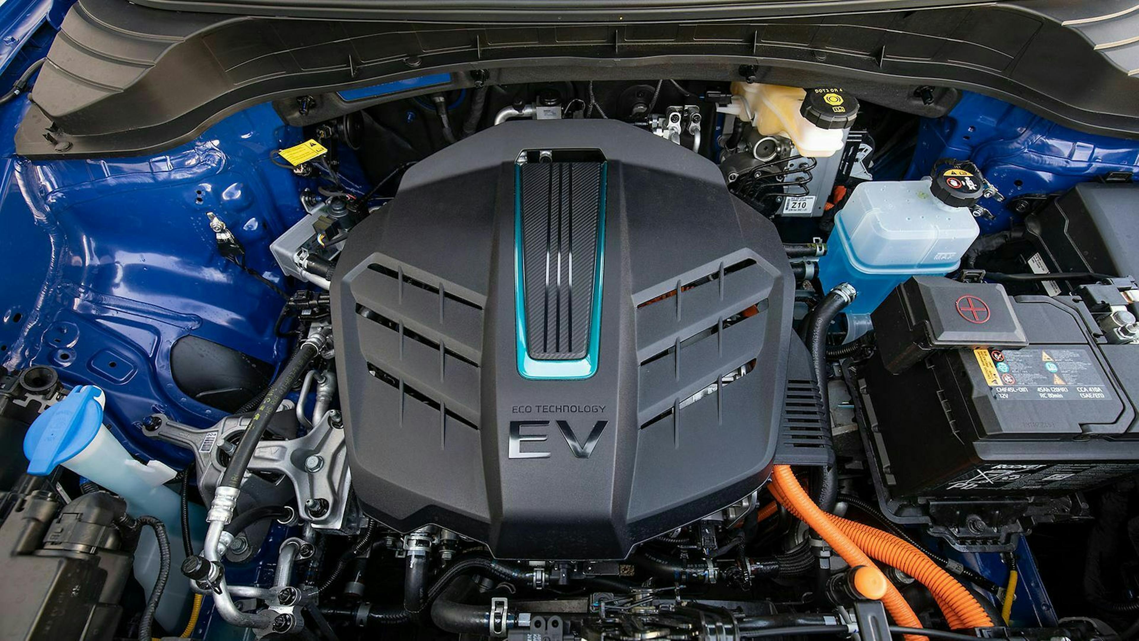 Blick unter die Motorhaube auf den Elektromotor des Kia e-Soul