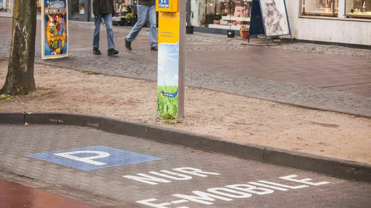 In vielen Städten gibt es inzwischen unter dem Motto „Park & Charge“ Parkplätze für Elektroautos.