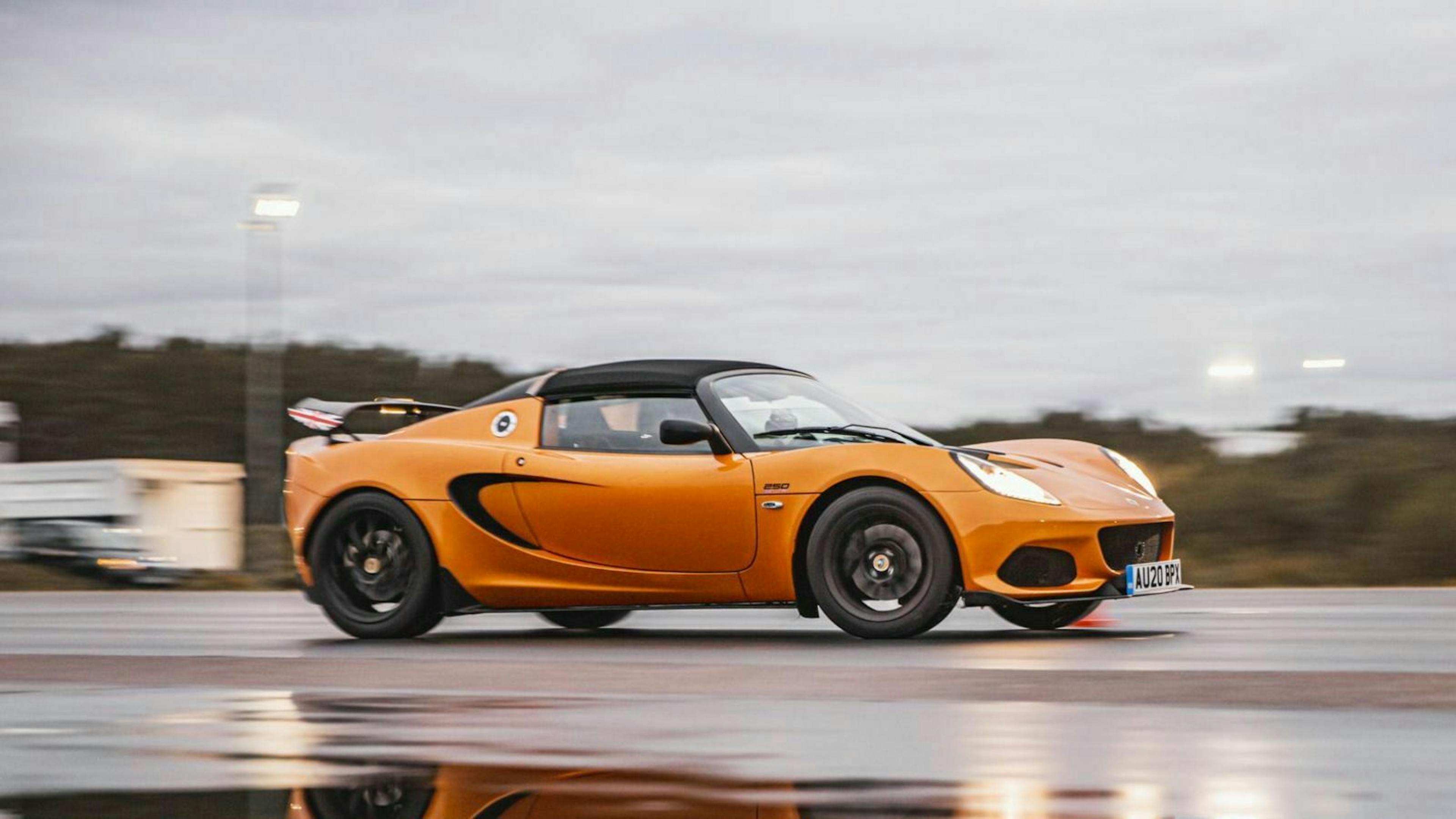 Zu sehen ist der Lotus Elise in seitlicher Position