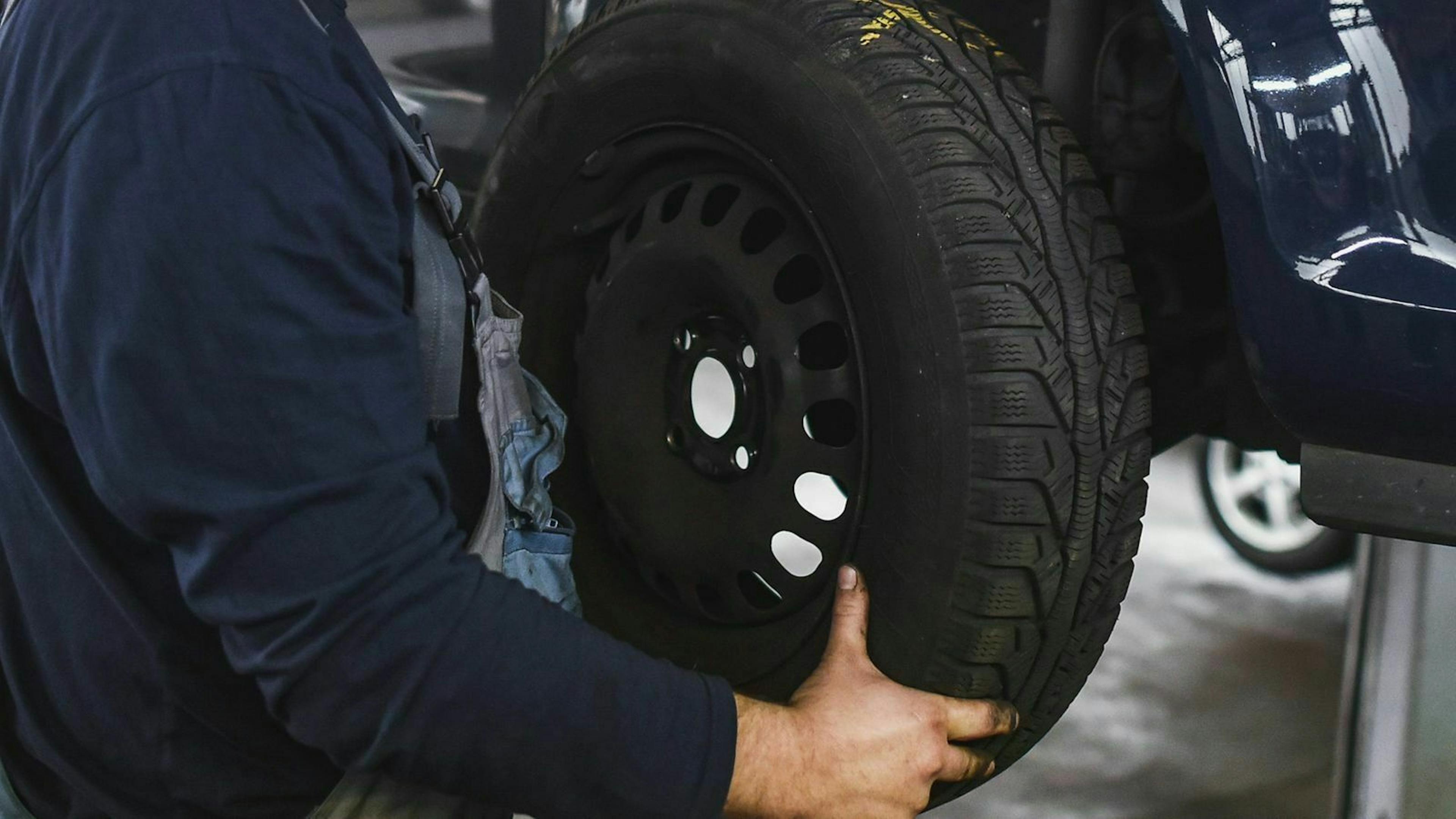 Die Reparatur mit einem Reifenreparaturset ist keine Dauerlösung. Du solltest so bald wie möglich eine Werkstatt anfahren.