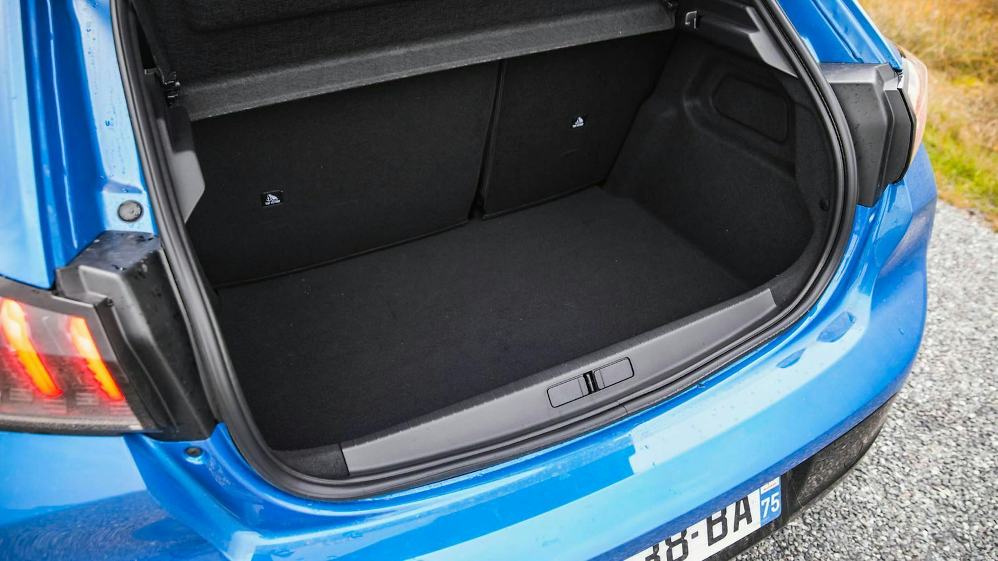 Hinter der Rückbank lädt der Peugeot e-208 265 Liter. Bei umgeklappten Rücksitzen werden daraus 1.106 Liter