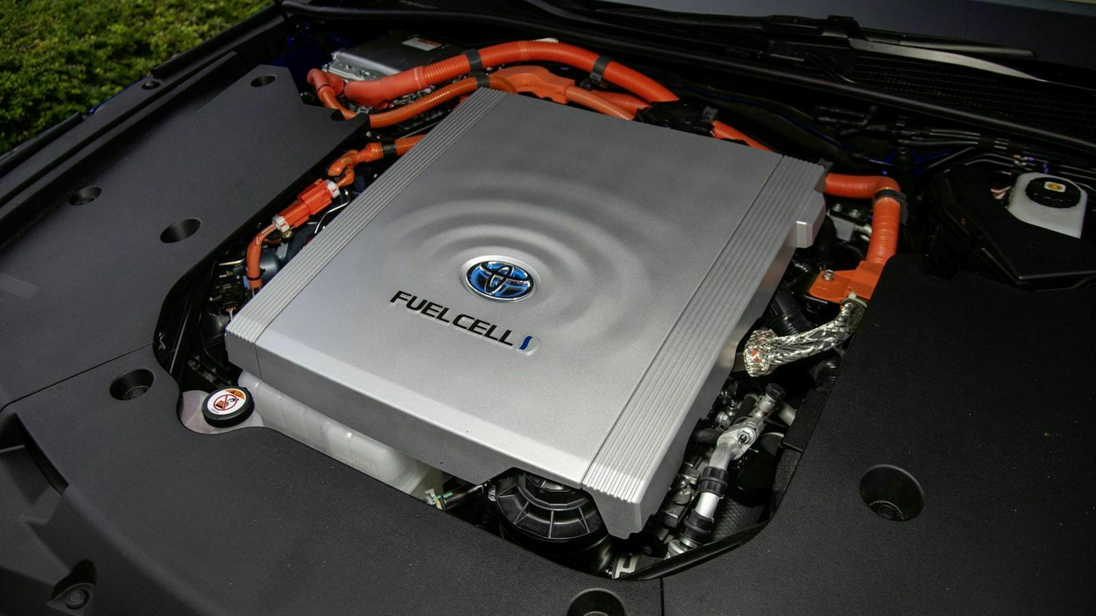 Toyota Mirai 2 (2021) "FUELCELL"-Zelle unter der Motorhaube