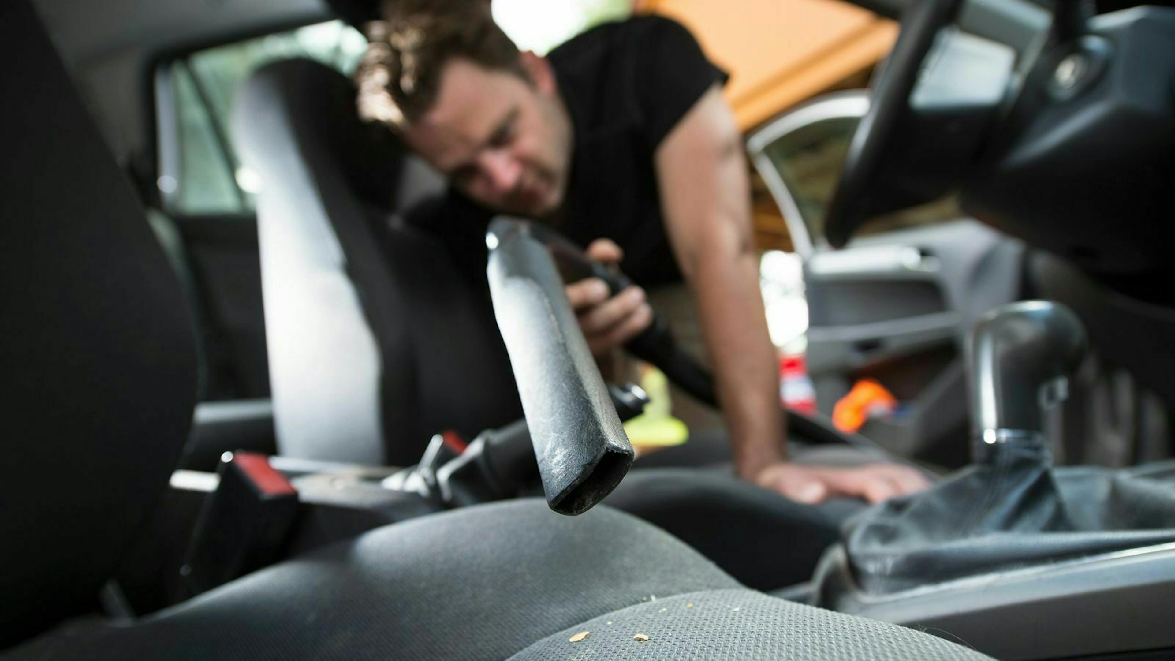 Lange, dünne Aufsätze des Staubsaugers kommen in die Ritzen der Autositze. Dort setzt sich Dreck besonders gern fest. 