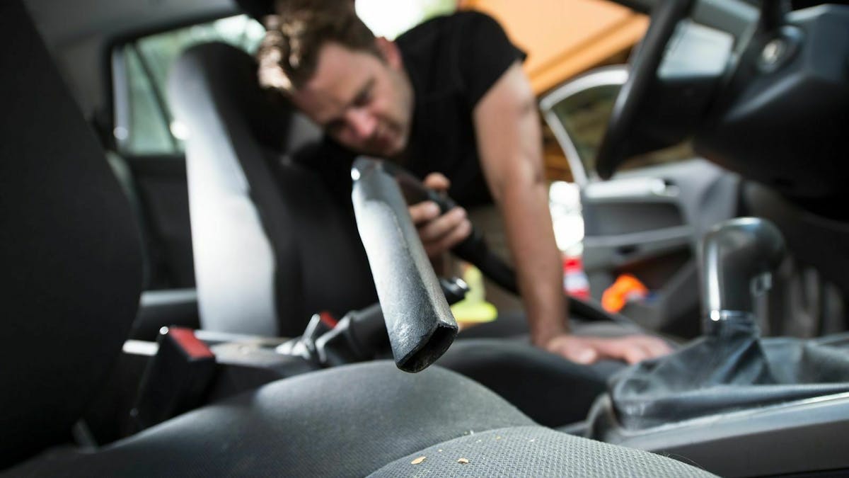 Lange, dünne Aufsätze des Staubsaugers kommen in die Ritzen der Autositze. Dort setzt sich Dreck besonders gern fest.