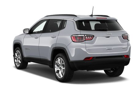 Silberner SUV des Modells Jeep Compass, Ansicht von hinten links, geparkt auf weißem Hintergrund.