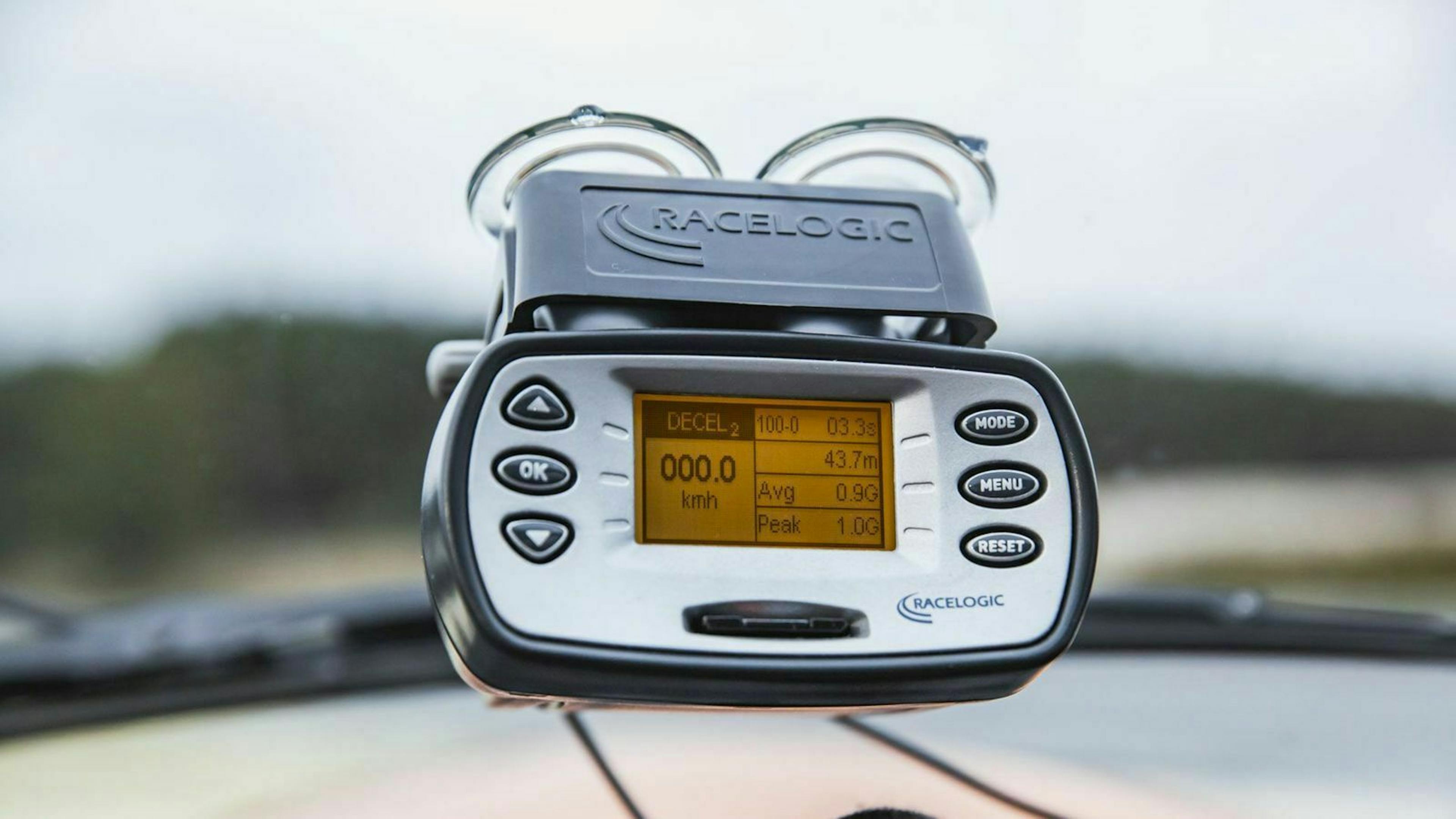 Zu sehen ist ein Geschwindigkeitsmesser im Lotus Elise