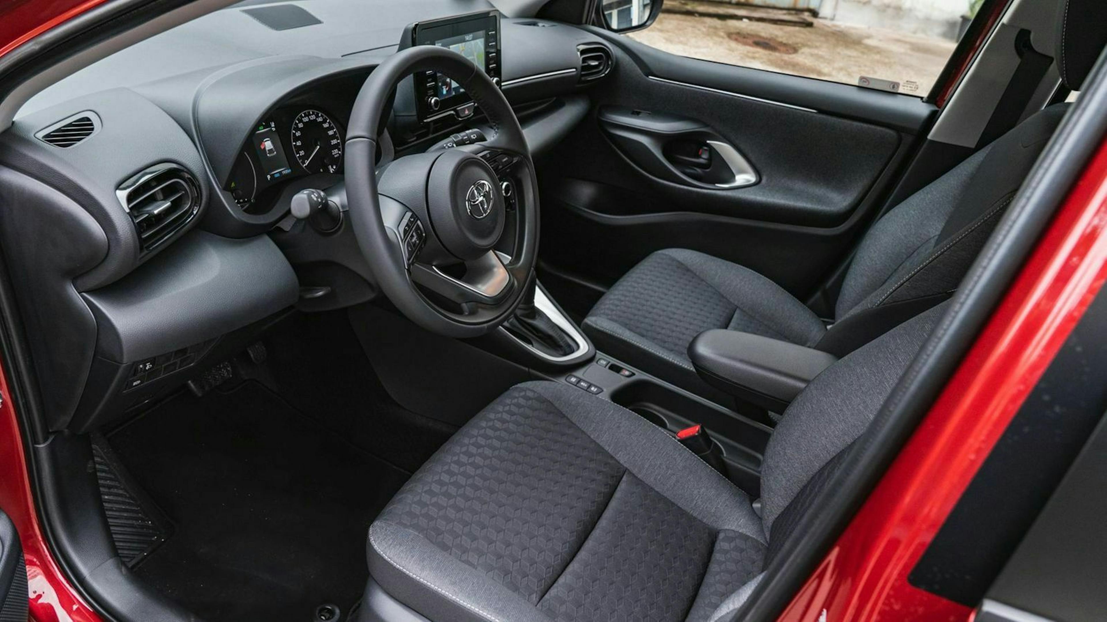 Der Innenraum des Toyota Yaris Hybrid (2020) 