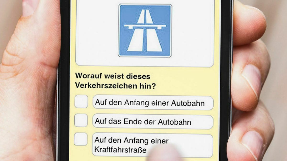 Mit Apps, Büchern und Online-Lehrmaterialien kannst Du Dich auf die theoretische Prüfung vorbereiten.