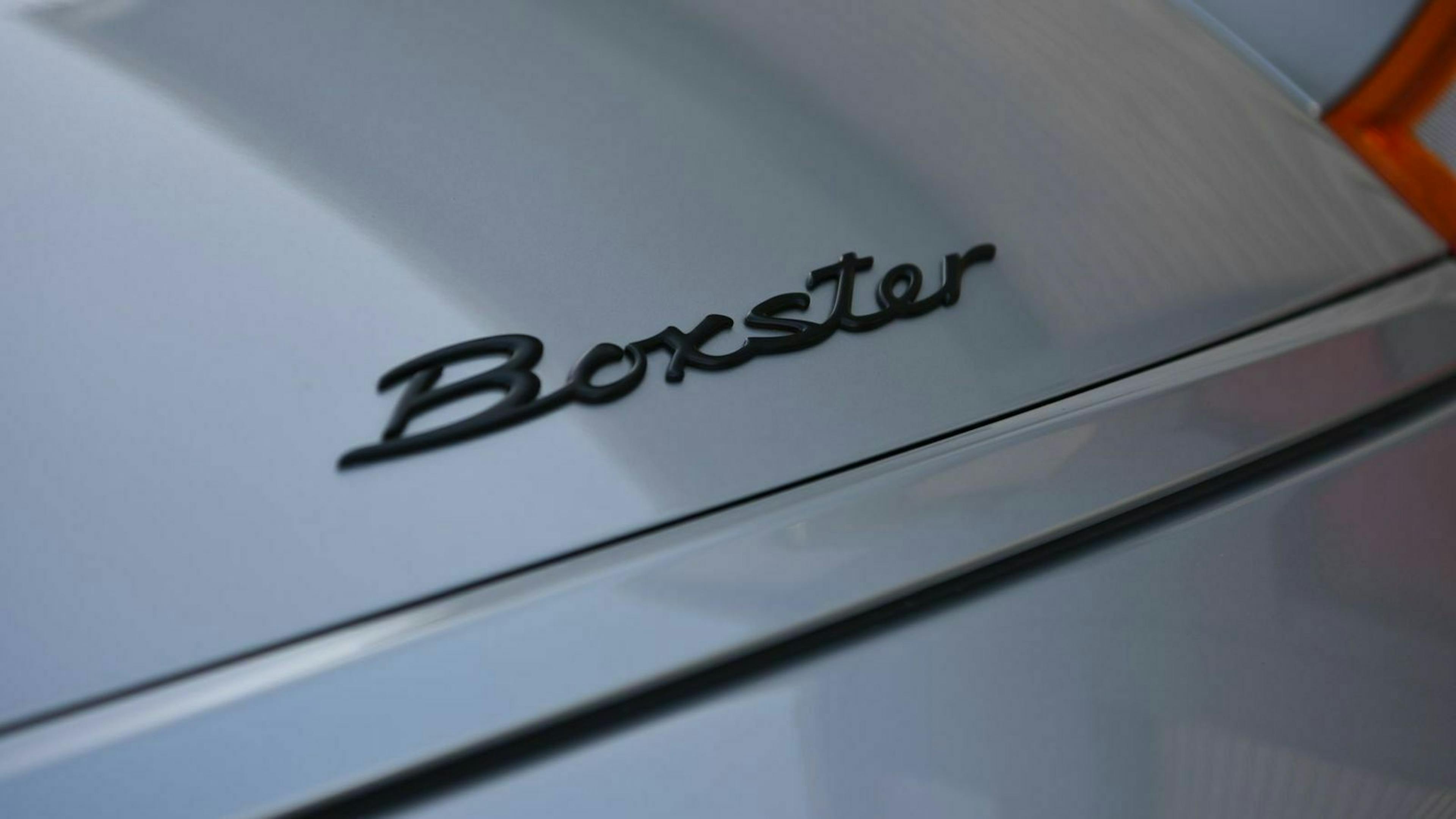 Die Aufschrift des Porsche Boxster (986)
