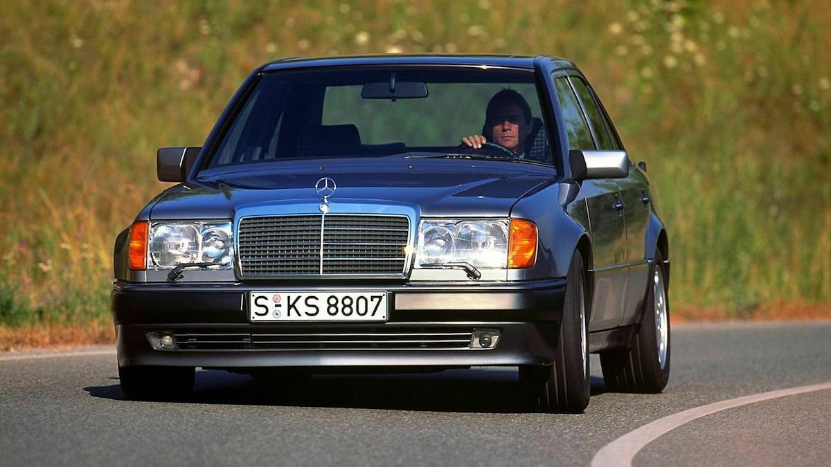 Zu sehen ist der Mercedes 500 E, fahrend