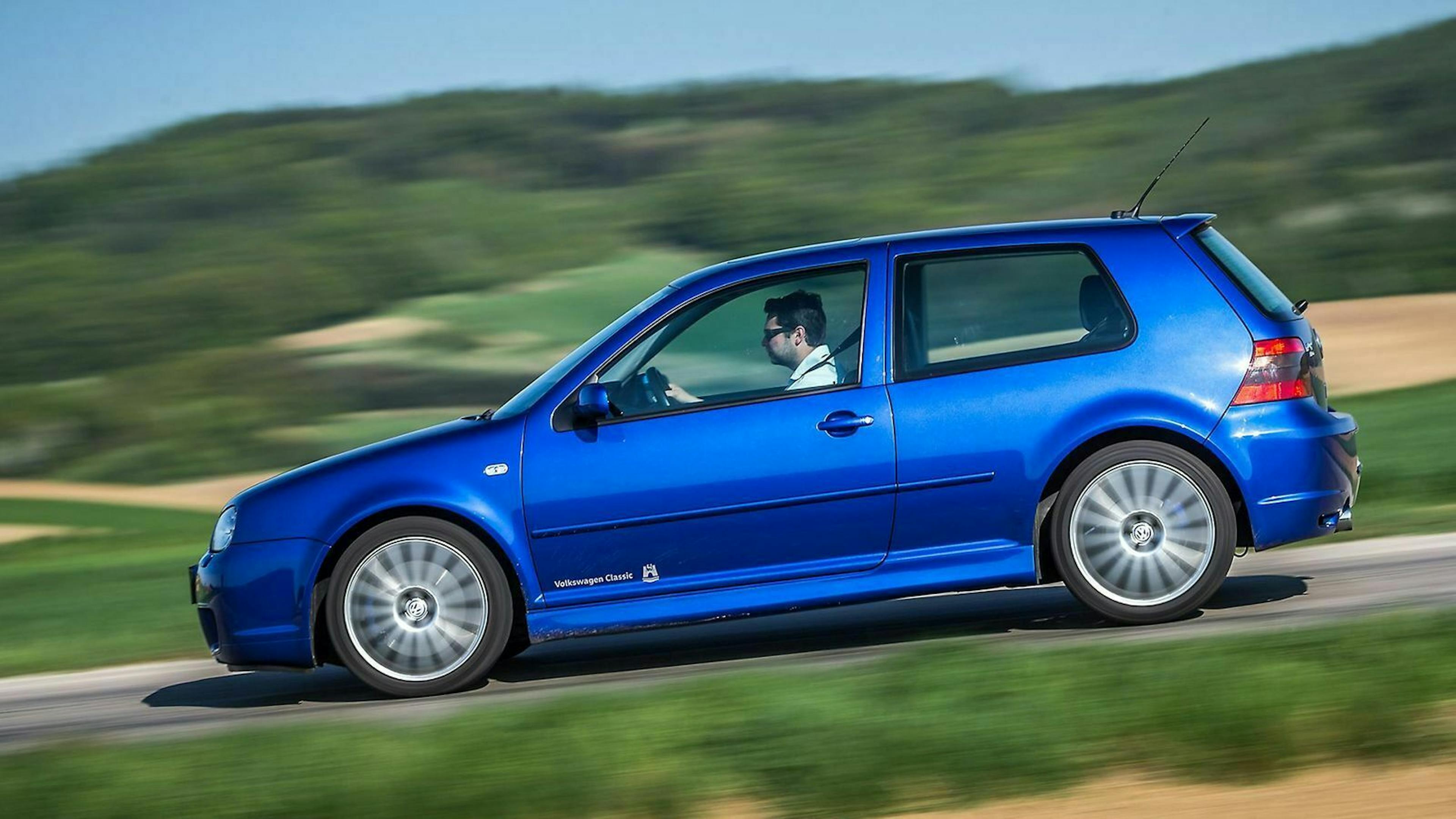 VW Golf R32 in der Seitenansicht, fahrend