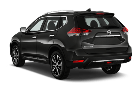 Schwarzer SUV von hinten, Nissan X-Trail. Modernes Design mit roten Rückleuchten und Dachreling, seitlich auf Grünem Hintergrund.