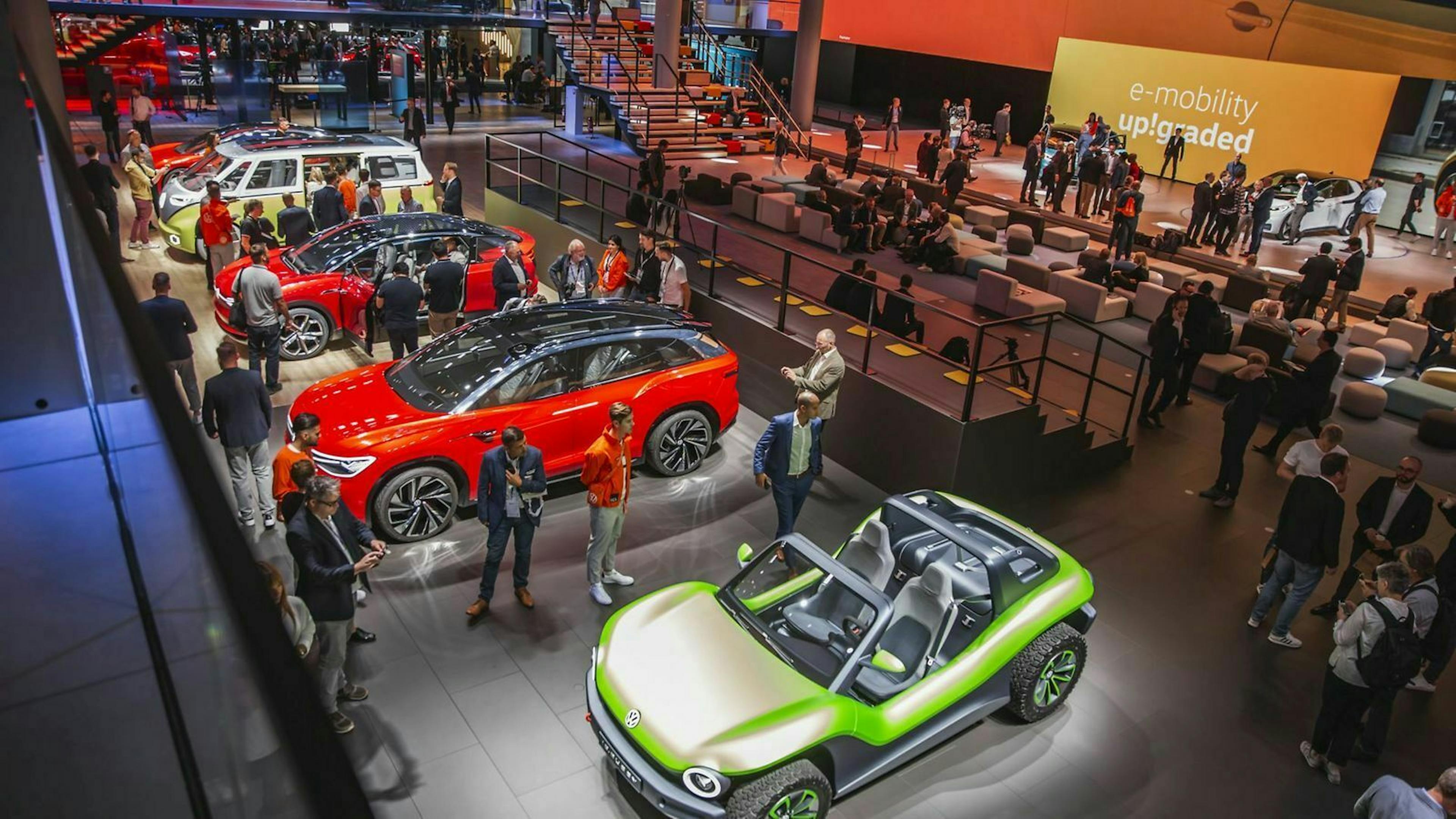 Das Bild zeigt eine Panorama-Aufnahme von Volkswagens IAA-Stand