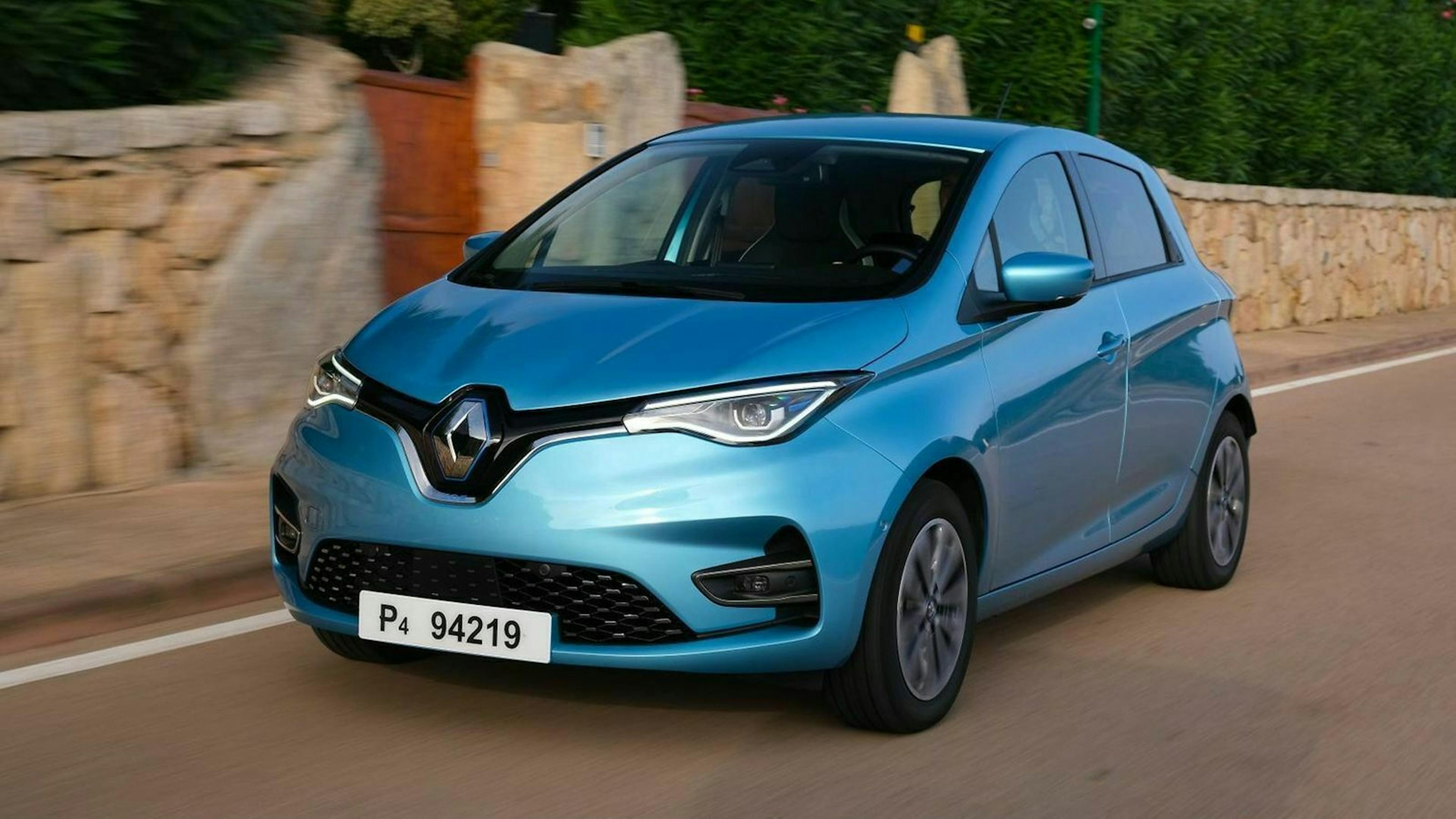 Der Renault ZOE in der Frontansicht, fahrend