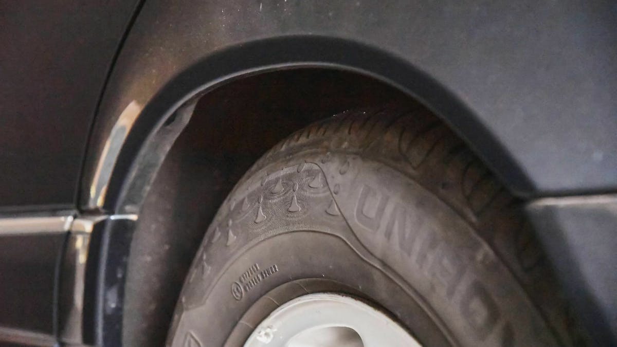 Wintersalz greift das Innere des Radhauses an. Hier zeigt sich, wie gründlich die Vorbesitzer ihr Auto gereinigt haben,