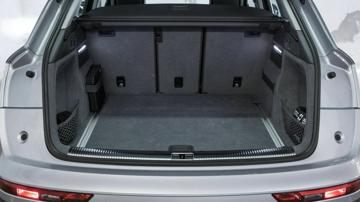 Das Kofferraumvolumen des Audi Q5 liegt bei 550 Litern. Bei umgeklappter Rückbank passen 1.550 Liter ins Heck