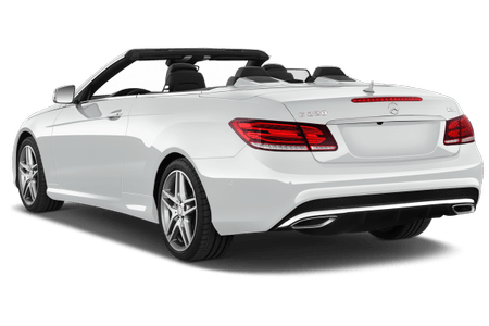 Weißes Cabriolet von hinten, Verdeck offen, mit roten Heckleuchten und silbernen Felgen auf transparentem Hintergrund.