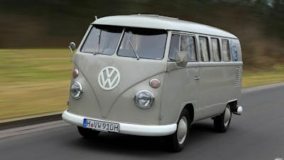 VW T1 Fensterbus dreiviertel-frontansicht dynamisch