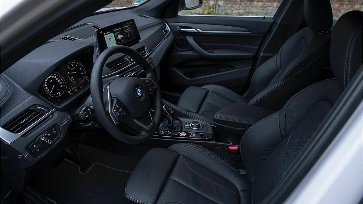 BMW X1 sDrive18d Blick auf den Fahrersitz durch das Seitenfenster