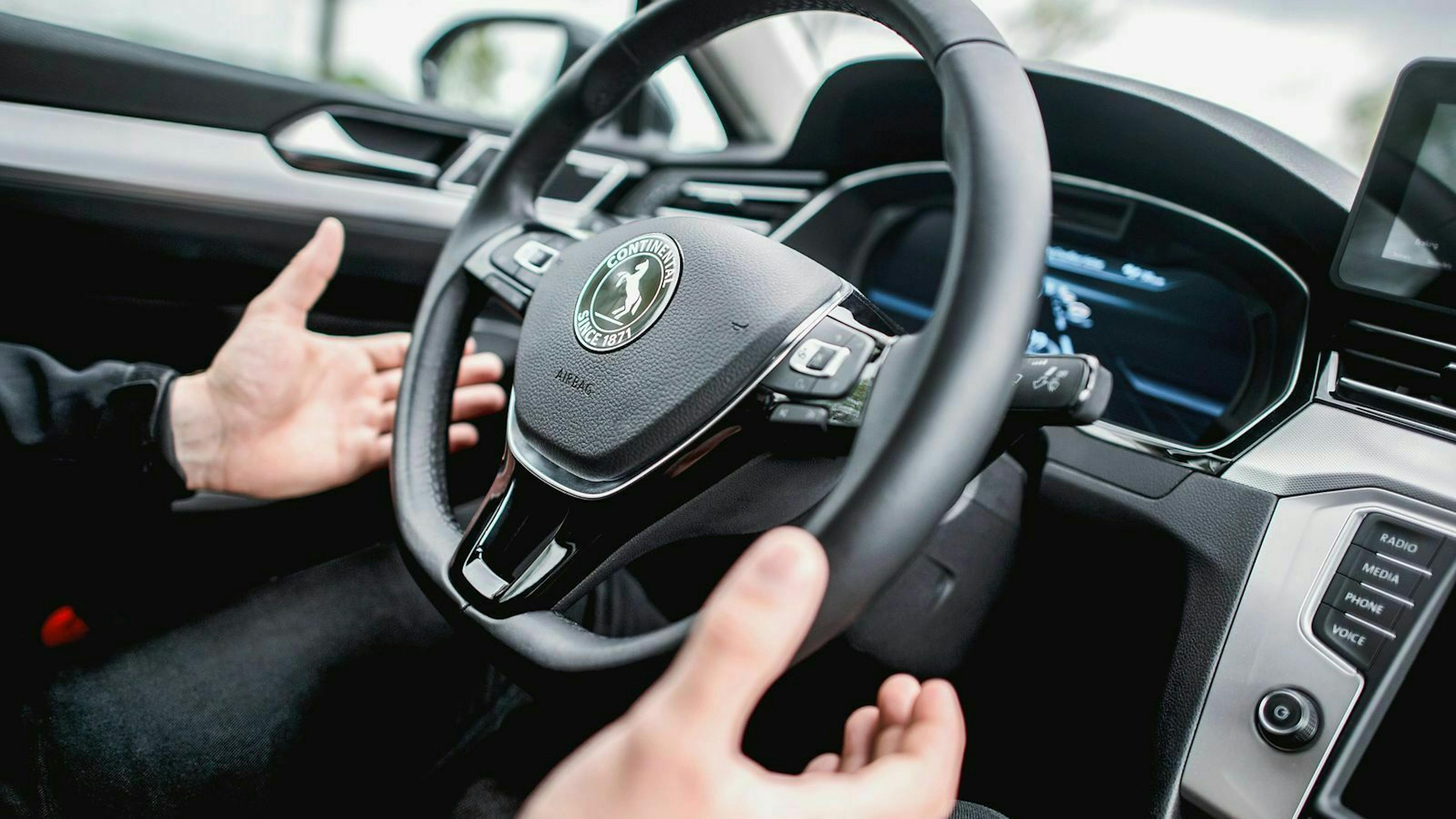 Beim „Cruising Chauffeur“ von Continental kann man zeitweise die Hände vom Lenker nehmen.