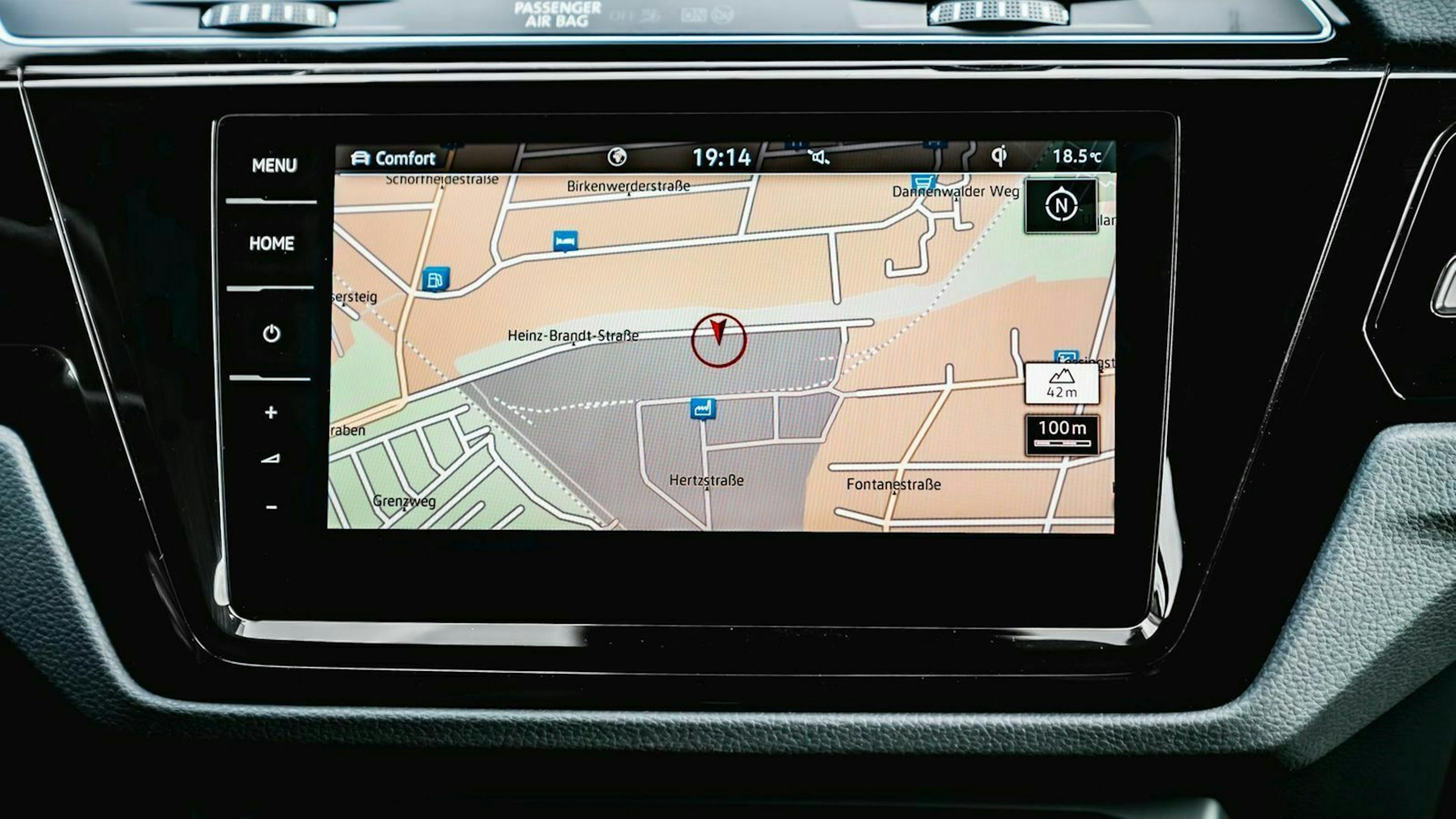 Zu sehen ist der Infotainment-Bildschirm des VW Touran
