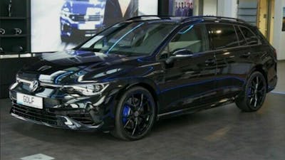 Ein schwarzer VR Golf R Variant steht im Showroom eines Autohauses