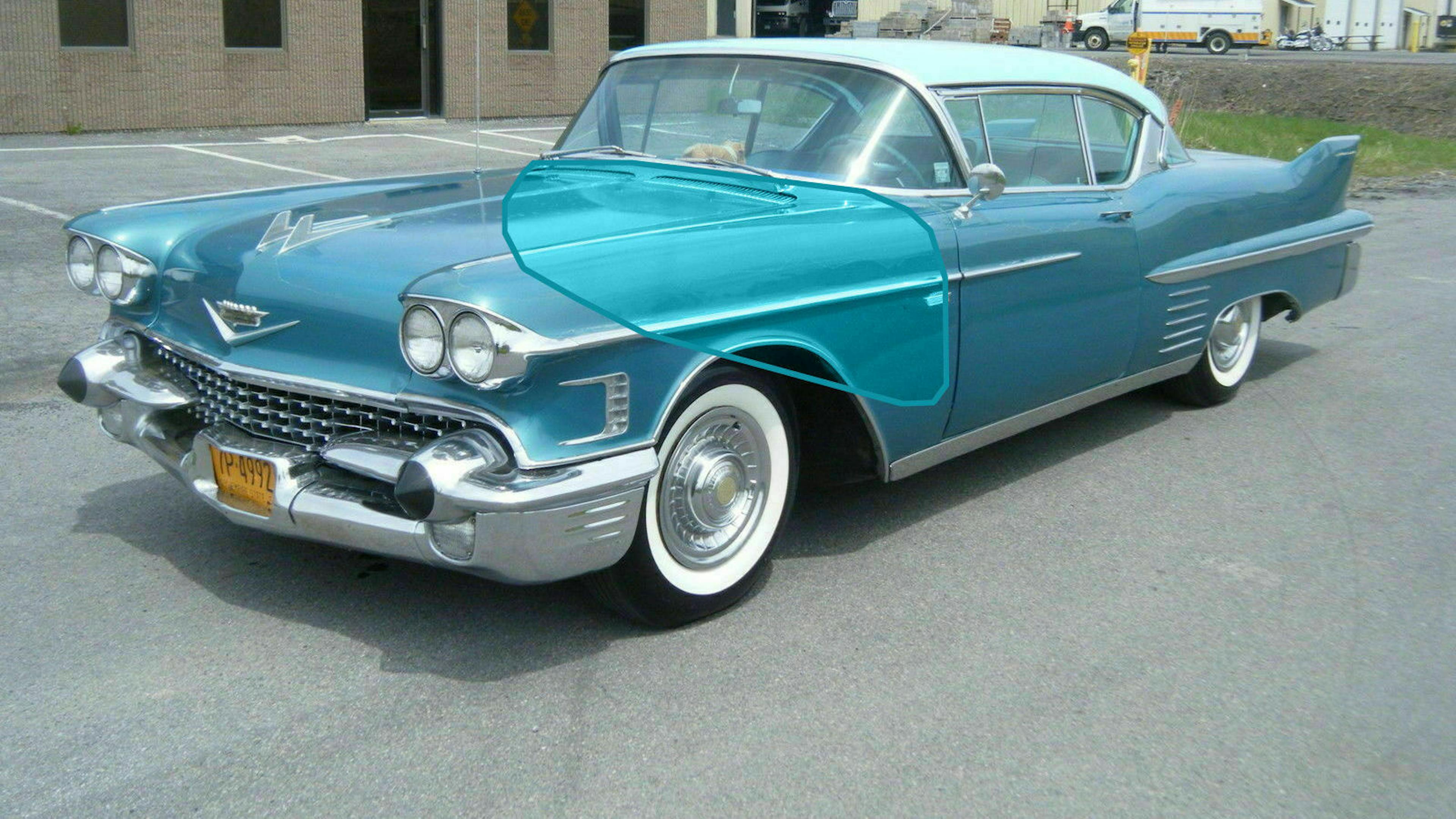 EIn türkisfarbener Cadillac DeVille