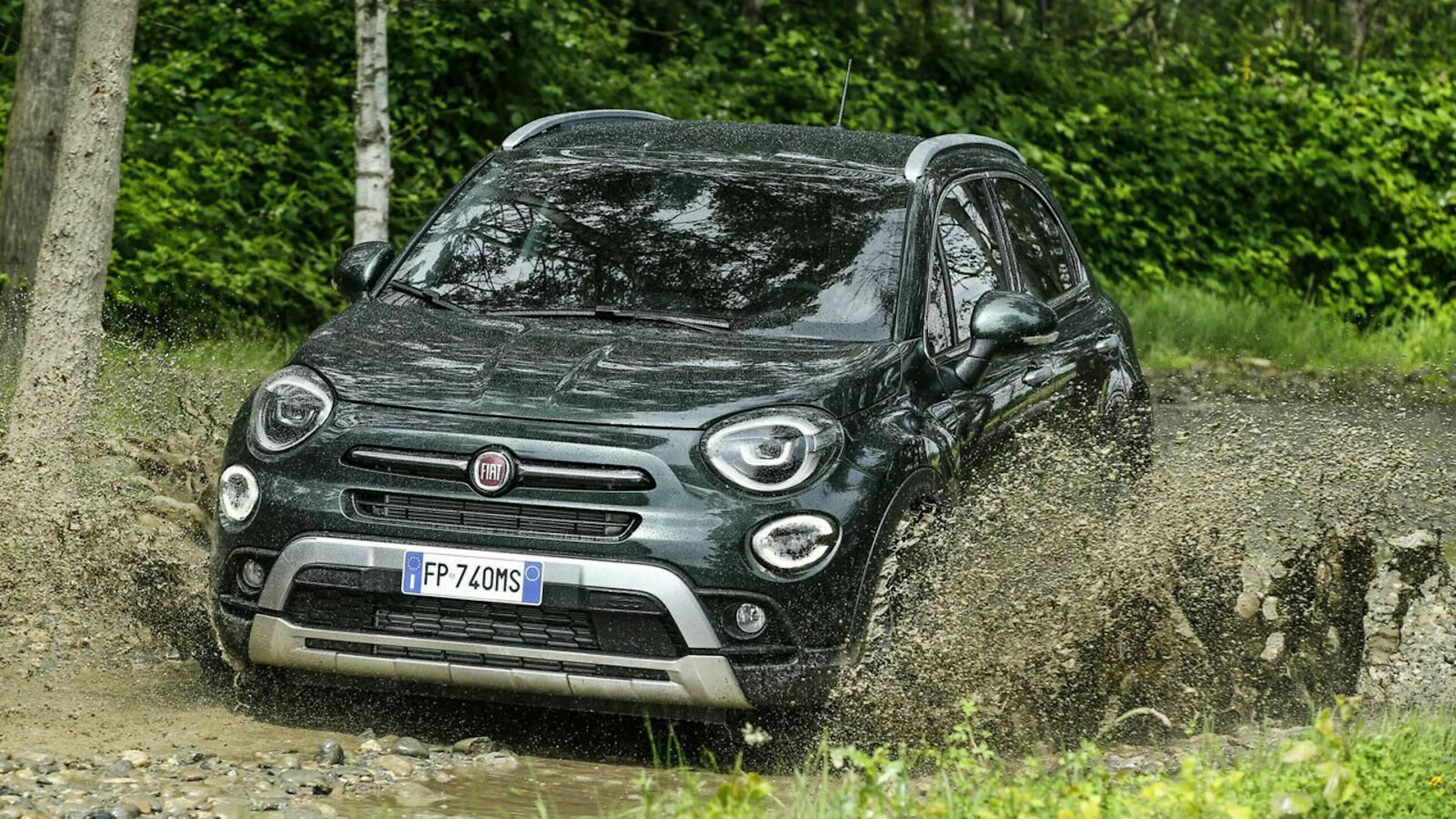 Fiat 500x in der Frontansicht, fahrend durch Gelände