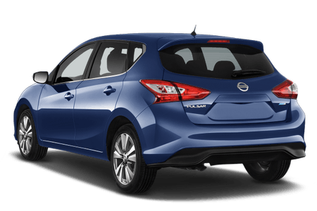 Blauer Nissan-Kompaktwagen, Heckansicht, auf weißem Hintergrund, zeigt Rückleuchten und Markenlogo.