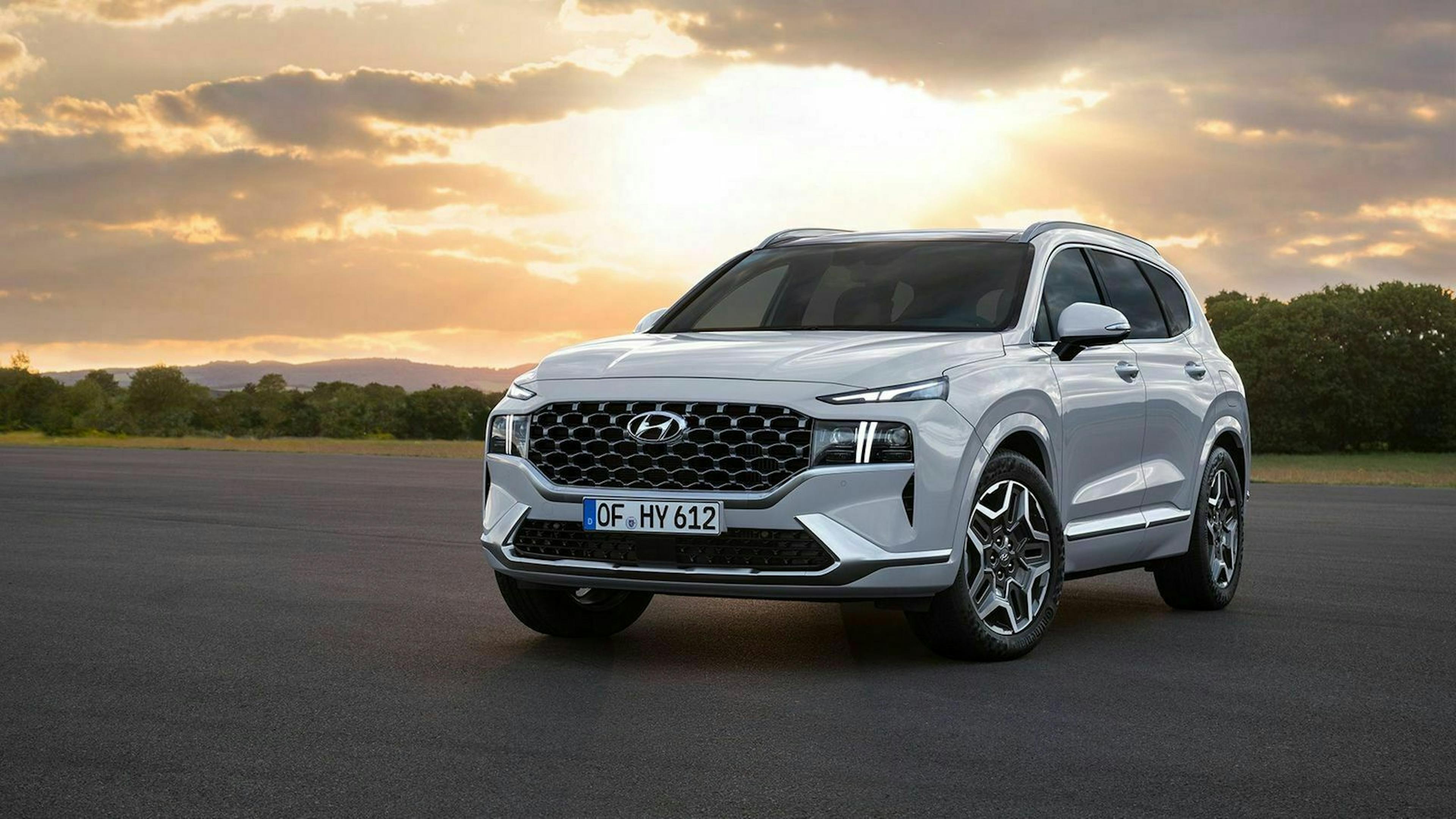 Hyundai Santa in seitlicher Frontansicht mit Sonne