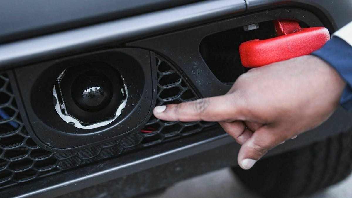 Rückfahrkameras sind meist an der Heckstoßstange montiert und bieten zusätzliche Hilfe beim Einparken.