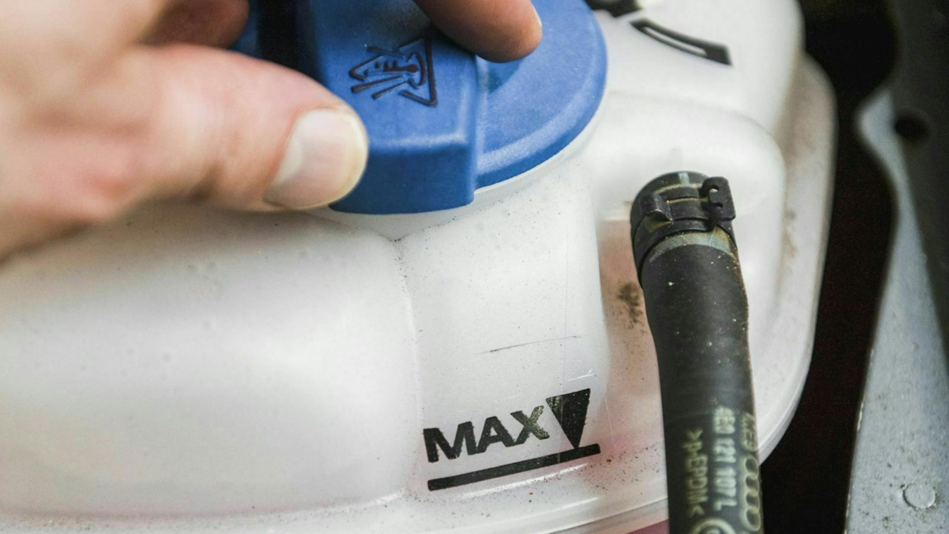 Der Standardwert der Kühlflüssigkeit bei betriebswarmem Motor liegt bei 90 Grad Celsius. 