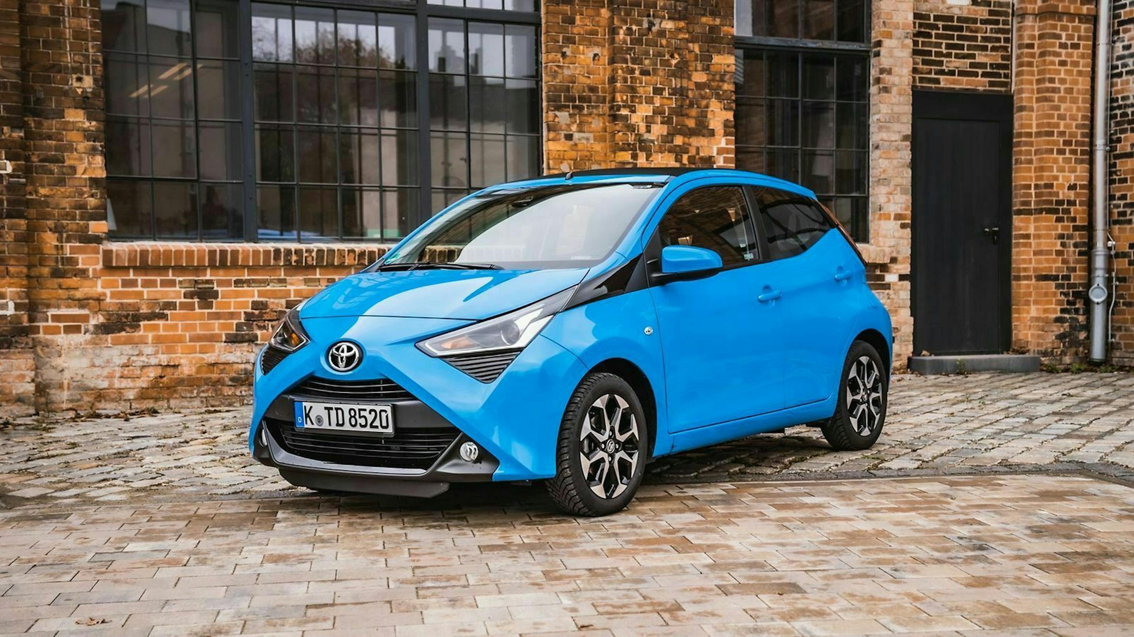 Toyota Aygo in der Ansicht von vorne-links, stehend