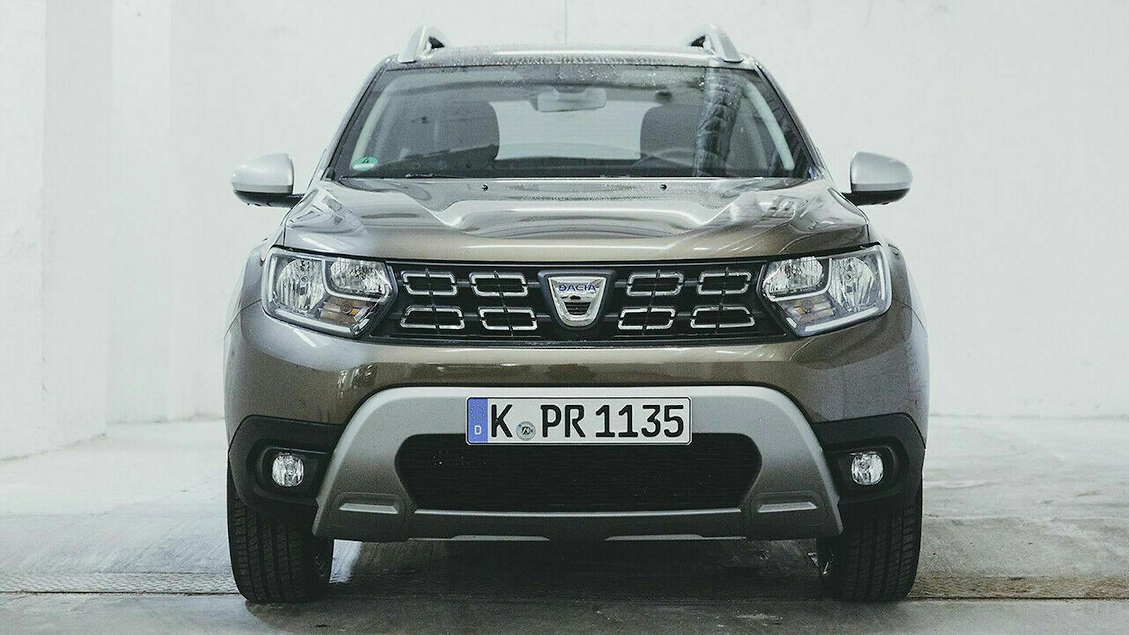 Der Dacia Duster in der Frontansicht, stehend in einer Tiefgarage