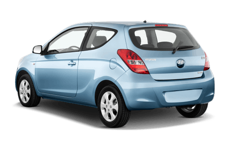 Blauer Hyundai i20, dreitürig, Seitenansicht von hinten. Schlichtes Design mit weißen Felgen und kompakter Form.