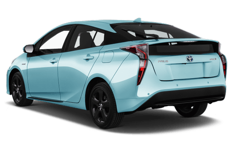 Ein hellblauer Toyota Prius Hybrid, Heckansicht, steht auf weißem Hintergrund. Der Wagen hat schwarze Felgen und ein modernes Design.