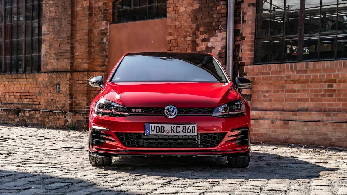 Zu sehen ist die Front des VW Golf 7 GTI TCR