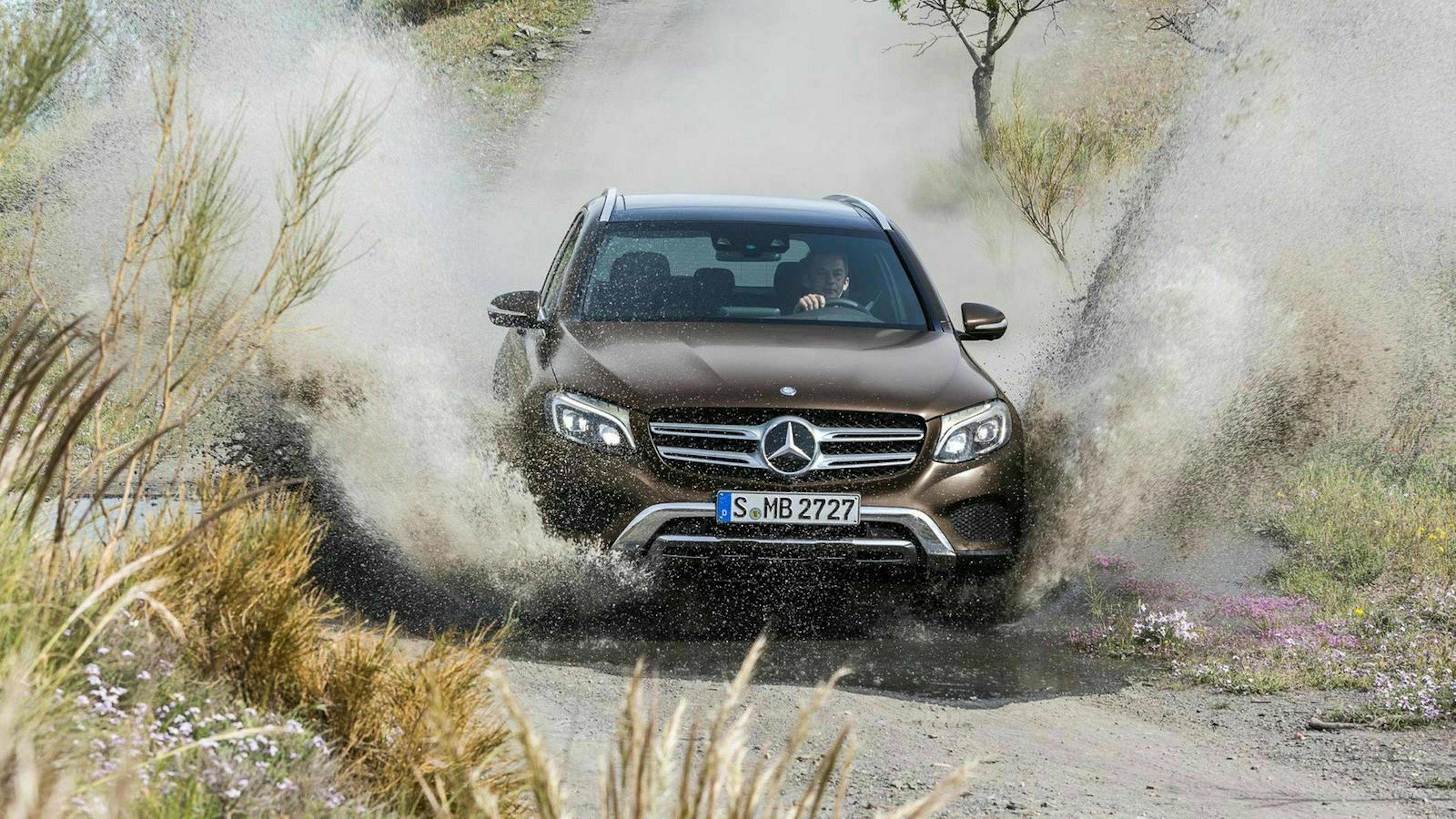 Der Mercedes GLC in Frontansicht fahrend