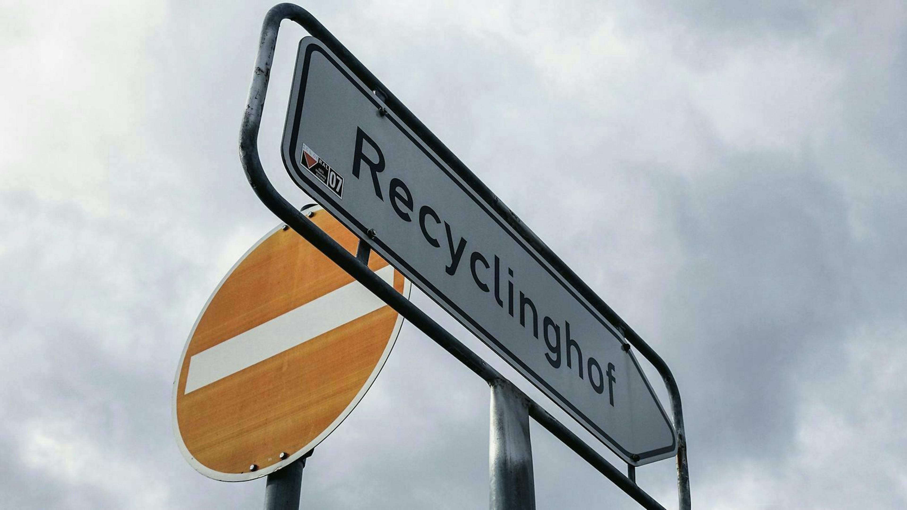 Die Kühlflüssigkeit solltest du regelmäßig austauschen. Das verhindert, dass die Wirkung nachlässt.