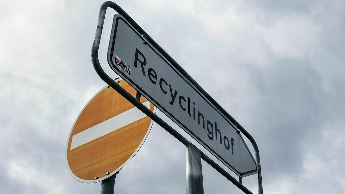 Die Kühlflüssigkeit solltest Du regelmäßig austauschen. Das verhindert, dass die Wirkung nachlässt.