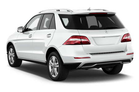 Weißer SUV von hinten, auf einem transparenten Hintergrund. Modell mit klaren Rücklichtern, verchromten Akzenten und Dachreling.