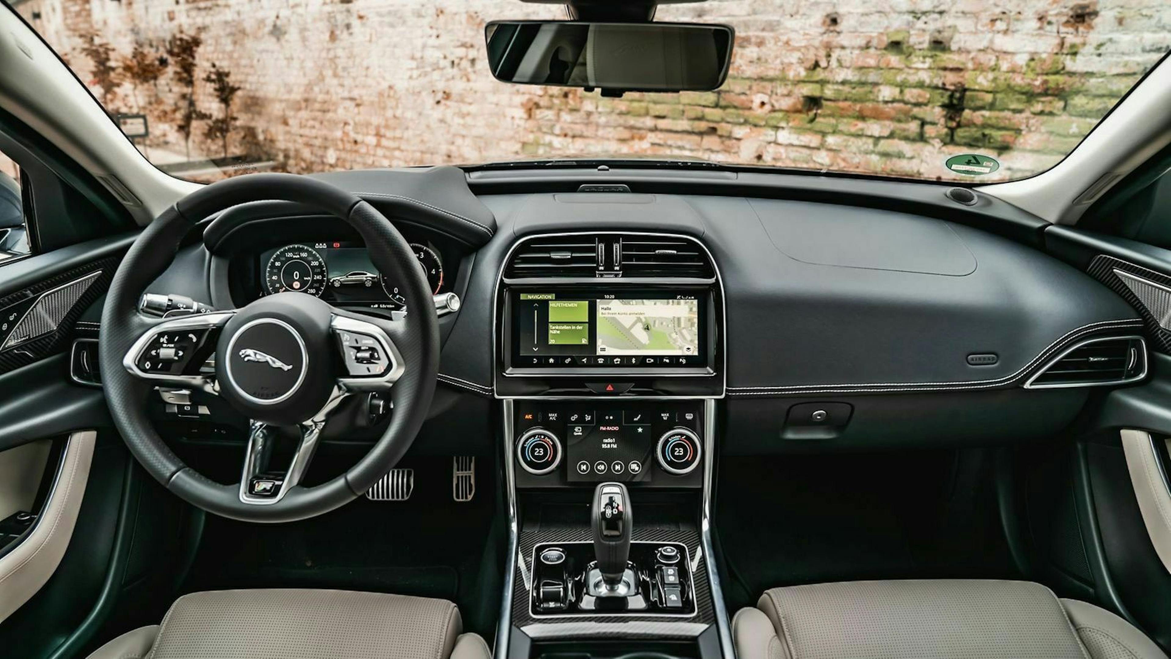 Cockpit-Ansicht des Jaguar XE