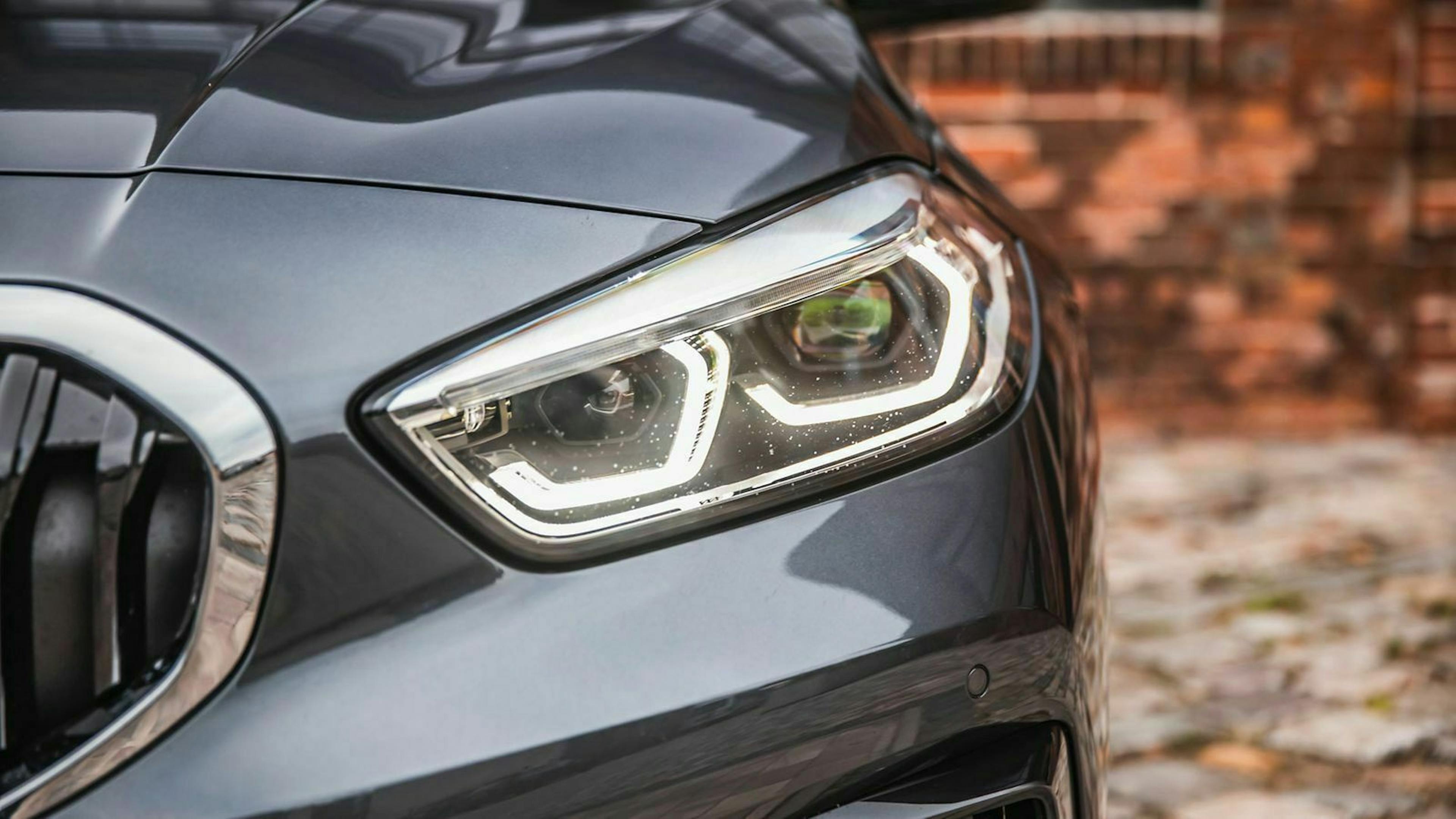 Frontansicht des BMW 118d mit Blick auf den linken Scheinwerfer