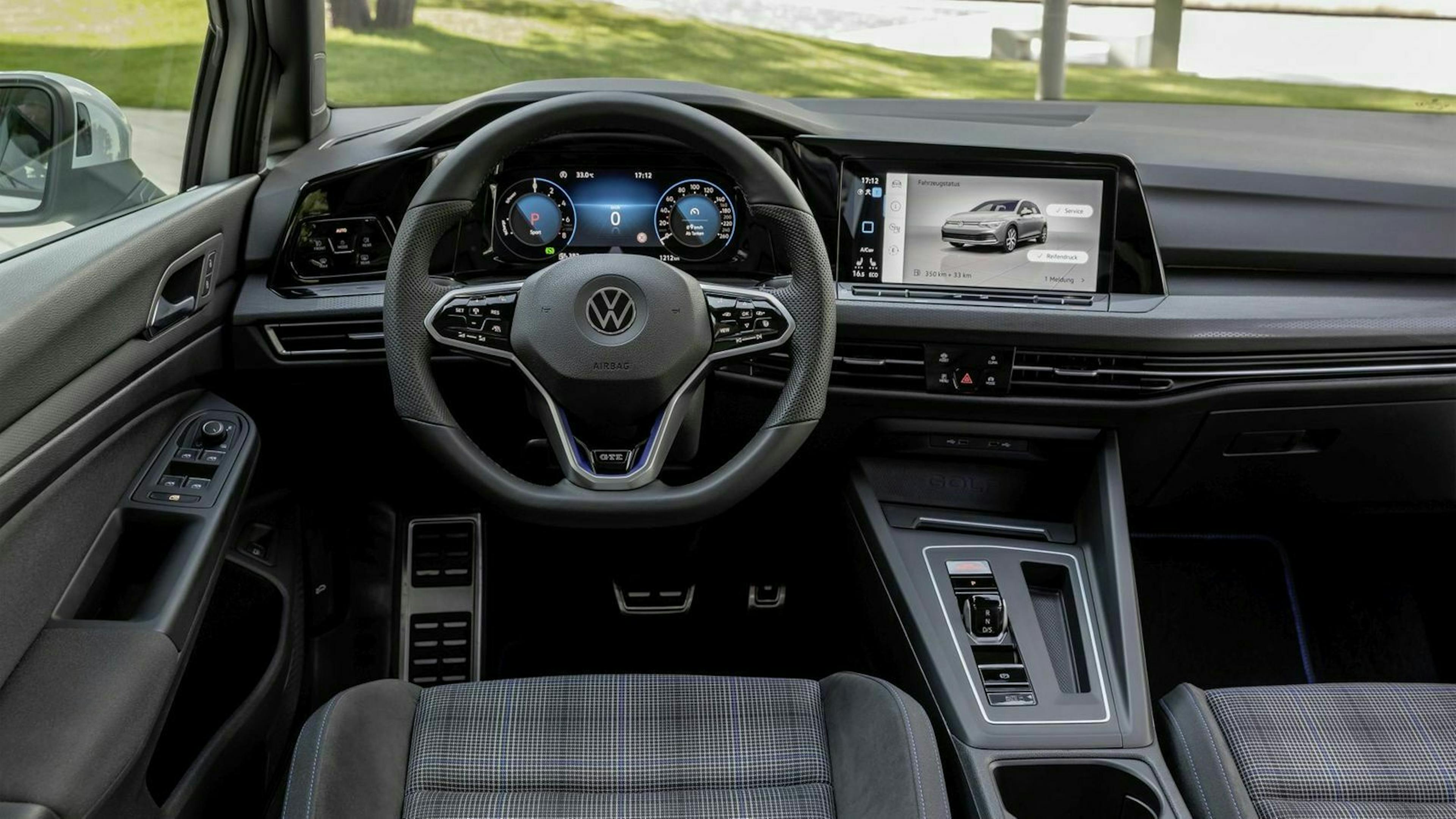 Der VW Golf 8 GTE mit Sich tauf Vordersitze sowie Mittelkonsole und Lenkrad
