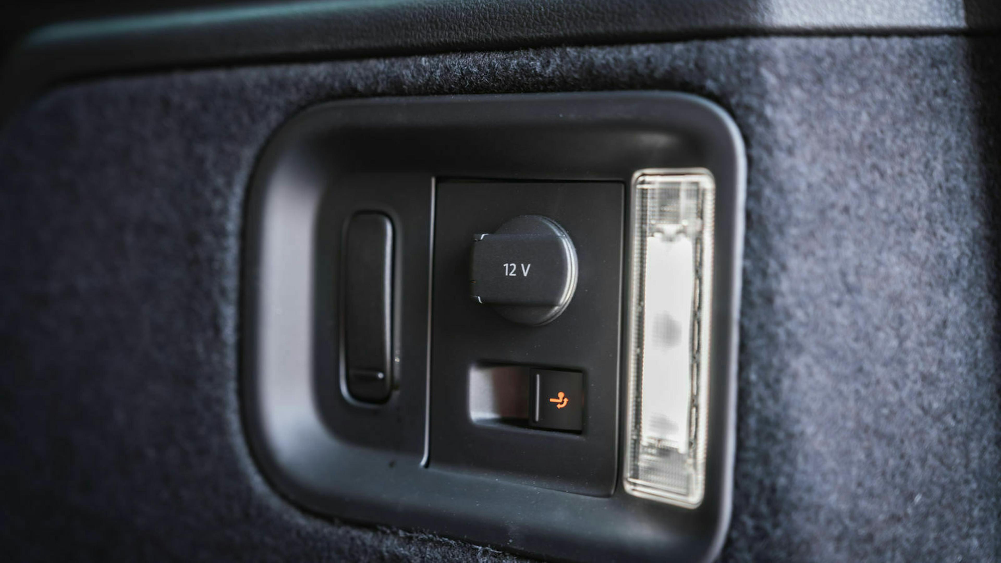 Zu sehen ist ein 12 Volt Anschluss im Innenraum des Seat Alhambra