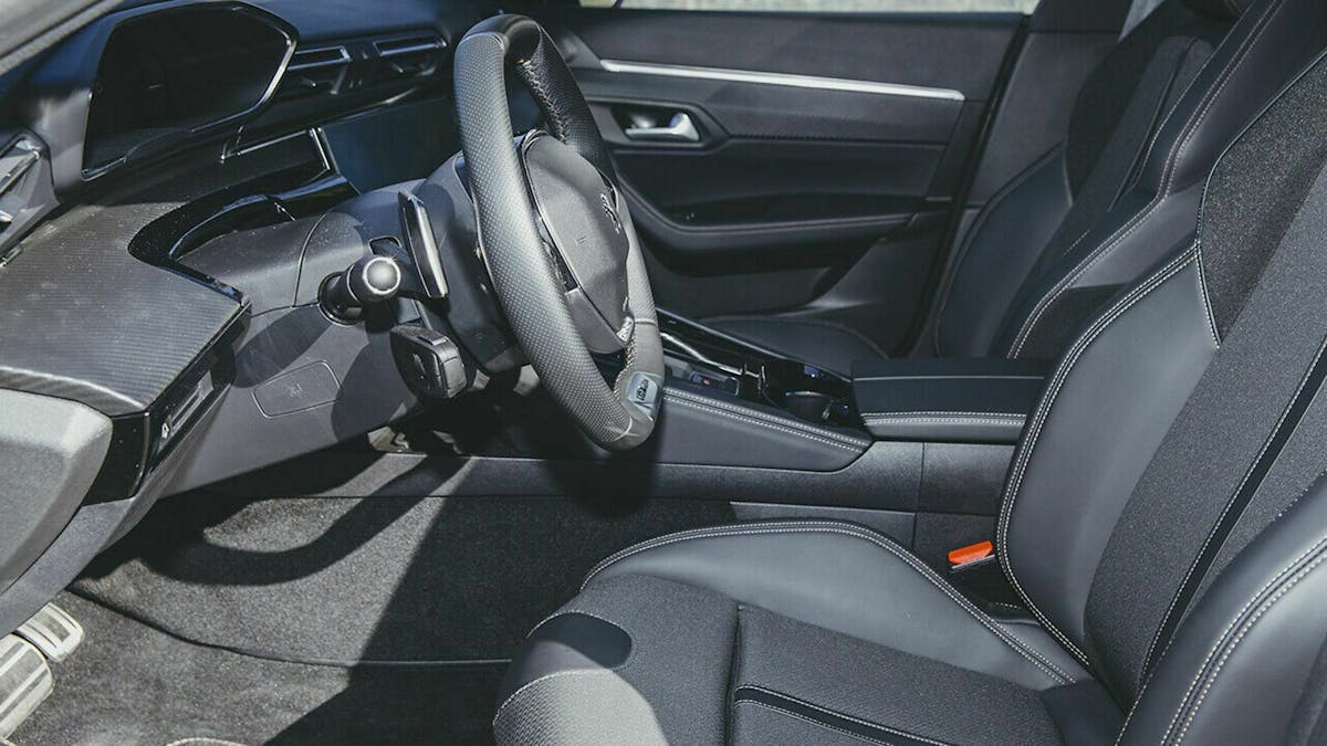 Die Komfortsitze im Testwagen sind sportlich und zugleich bequem genug für lange Autobahn-Fahrten