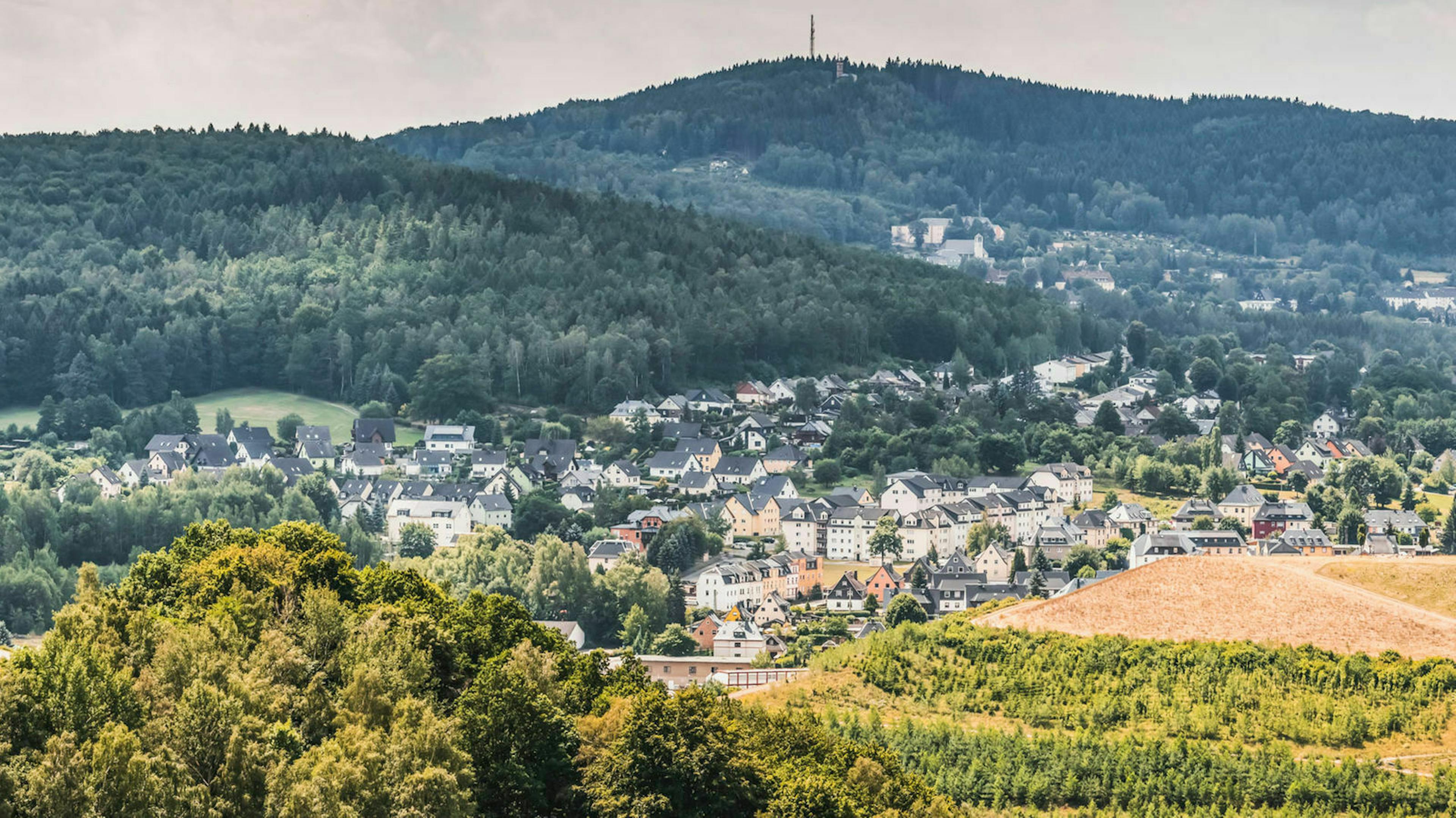 Der weite Blick fällt hier auf die Stadt Bad Schlema